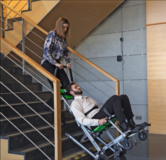 EnSafe FALCON beim Transport einer sitzenden Person über eine Treppe